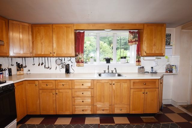 696 Summer, Rockland, MA 02370