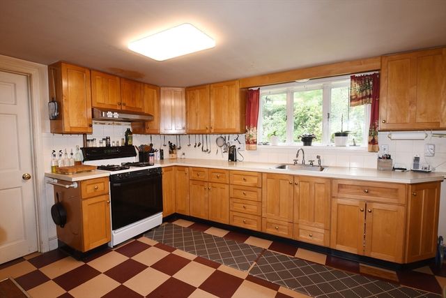 696 Summer, Rockland, MA 02370