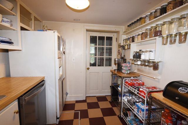 696 Summer, Rockland, MA 02370