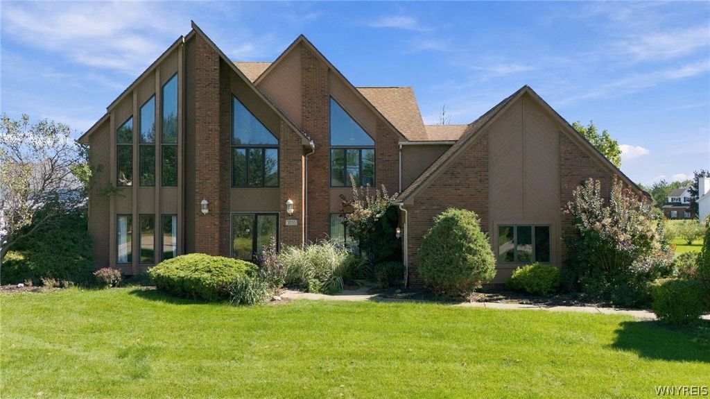 5553 Hidden Pines Court, Clarence, NY 14221