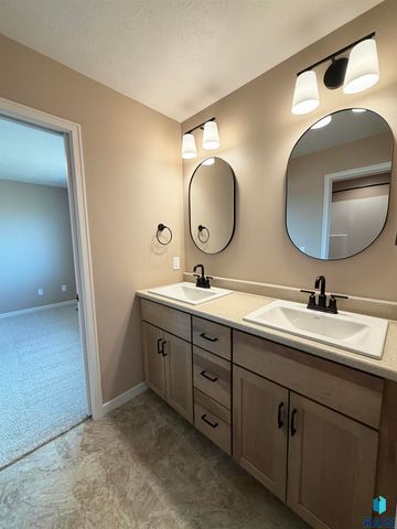 5931 S Spirea Ave Avenue, Sioux Falls, SD 57108