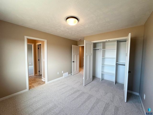 5931 S Spirea Ave Avenue, Sioux Falls, SD 57108