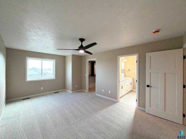 5931 S Spirea Ave Avenue, Sioux Falls, SD 57108