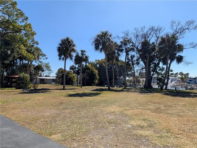 807 Holly Berry CT, North Fort Myers, FL 33917