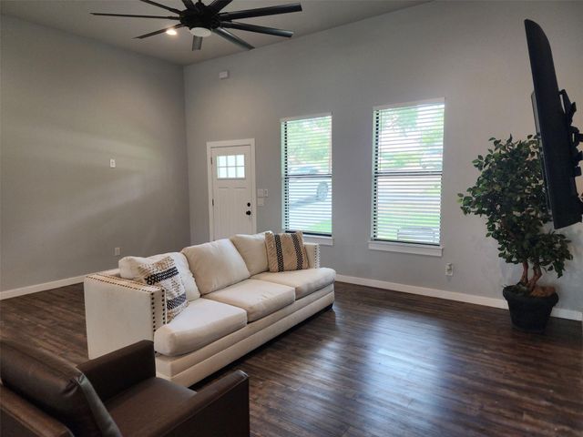 207 Laurel LN, Spicewood, TX 78669