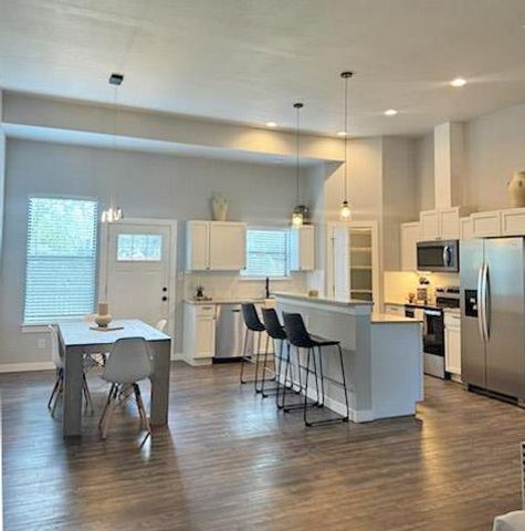 207 Laurel LN, Spicewood, TX 78669