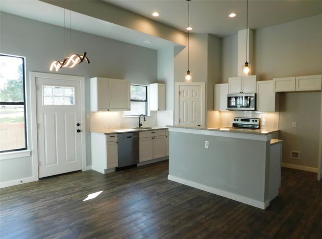 207 Laurel LN, Spicewood, TX 78669