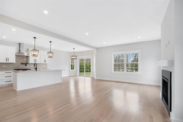 16 Stephens Lane, Valhalla, NY 10595