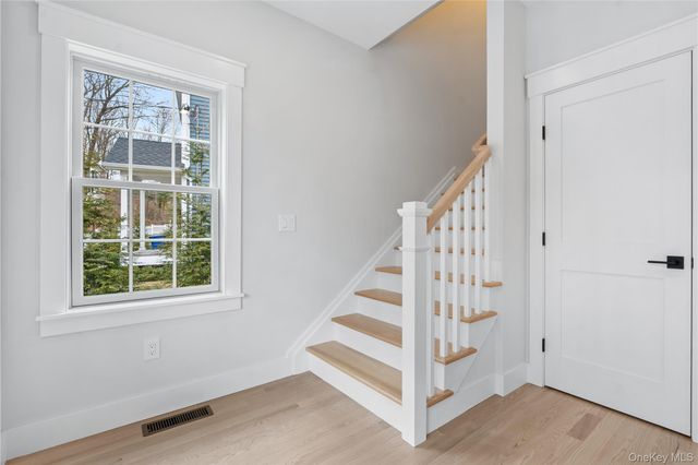 16 Stephens Lane, Valhalla, NY 10595