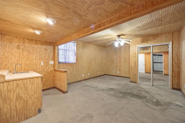 715 E 10TH Street, Kemp, TX 75143