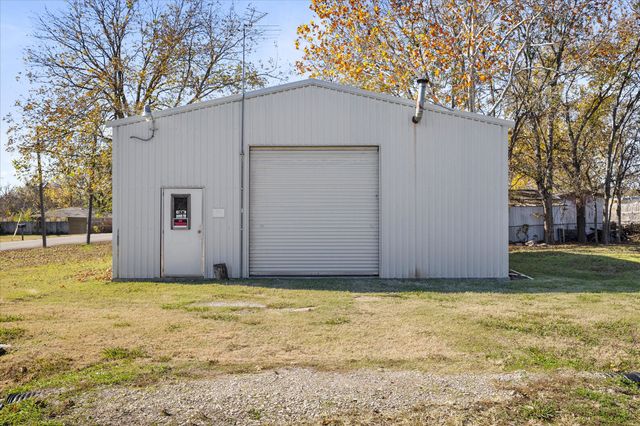 715 E 10TH Street, Kemp, TX 75143