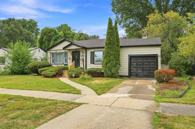 2229 E 8 Mile Road, Grosse Pointe Woods, MI 48236