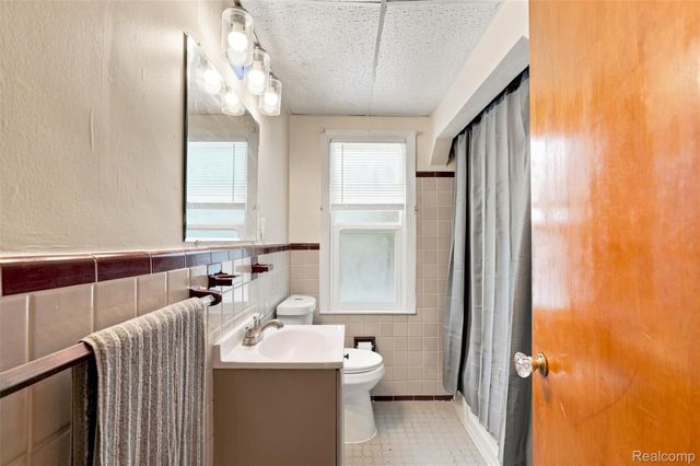 2229 E 8 Mile Road, Grosse Pointe Woods, MI 48236