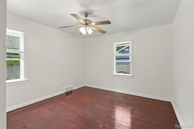 2229 E 8 Mile Road, Grosse Pointe Woods, MI 48236