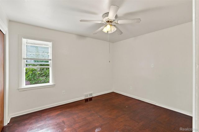 2229 E 8 Mile Road, Grosse Pointe Woods, MI 48236