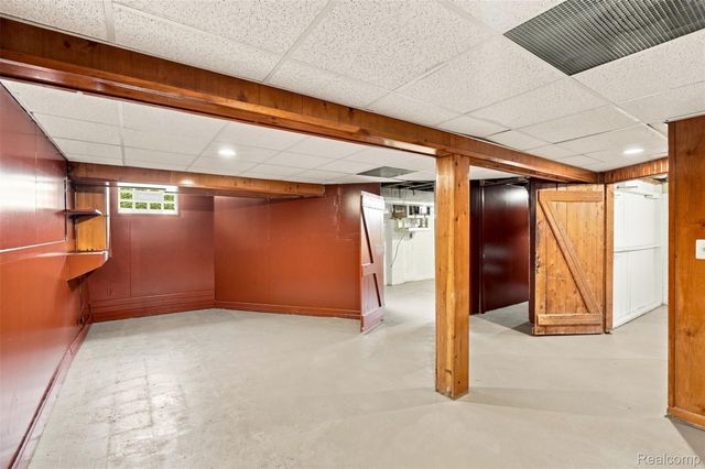 2229 E 8 Mile Road, Grosse Pointe Woods, MI 48236