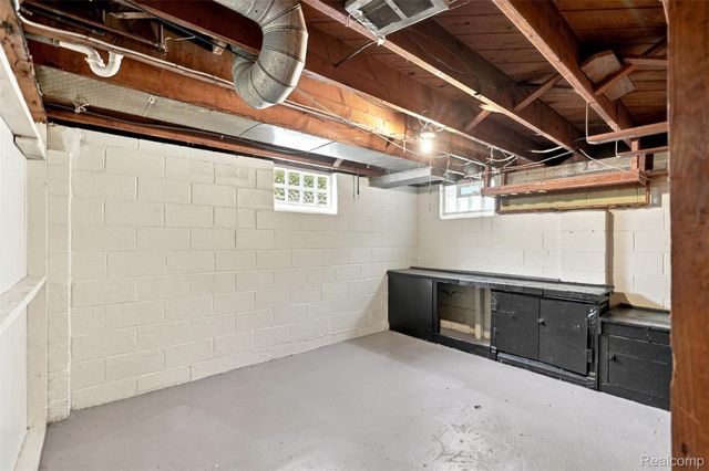 2229 E 8 Mile Road, Grosse Pointe Woods, MI 48236