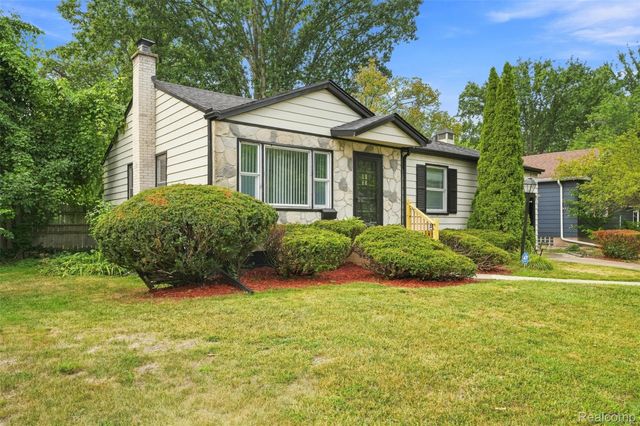 2229 E 8 Mile Road, Grosse Pointe Woods, MI 48236
