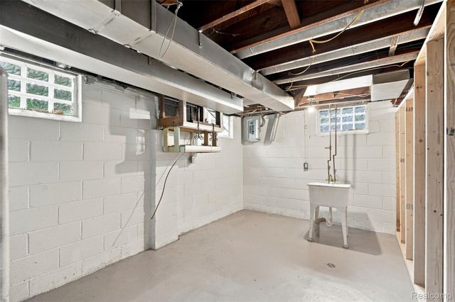 2229 E 8 Mile Road, Grosse Pointe Woods, MI 48236