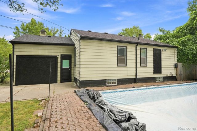2229 E 8 Mile Road, Grosse Pointe Woods, MI 48236