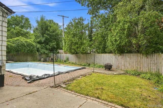 2229 E 8 Mile Road, Grosse Pointe Woods, MI 48236