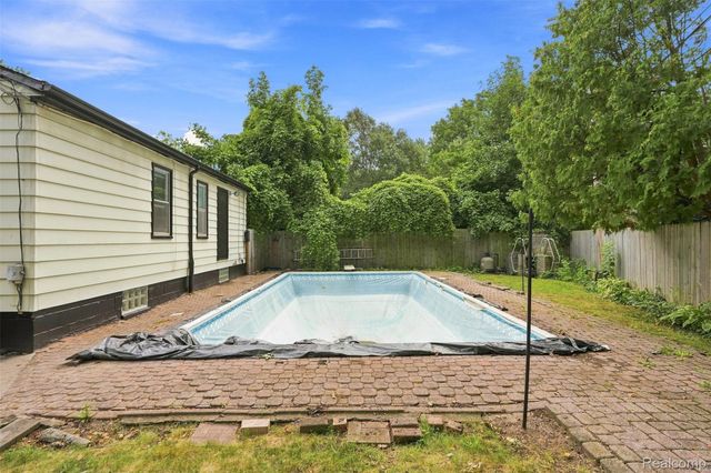 2229 E 8 Mile Road, Grosse Pointe Woods, MI 48236