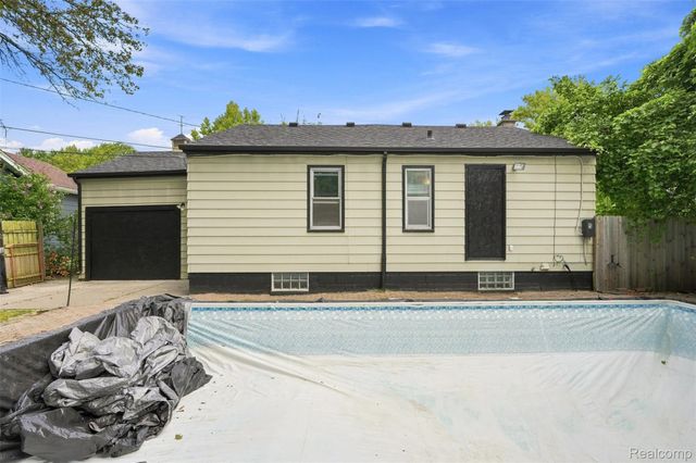 2229 E 8 Mile Road, Grosse Pointe Woods, MI 48236