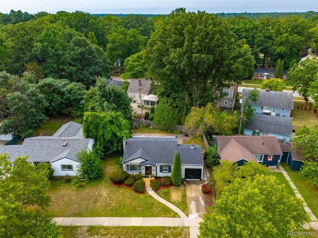 2229 E 8 Mile Road, Grosse Pointe Woods, MI 48236