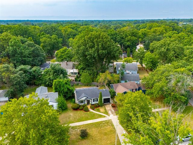 2229 E 8 Mile Road, Grosse Pointe Woods, MI 48236