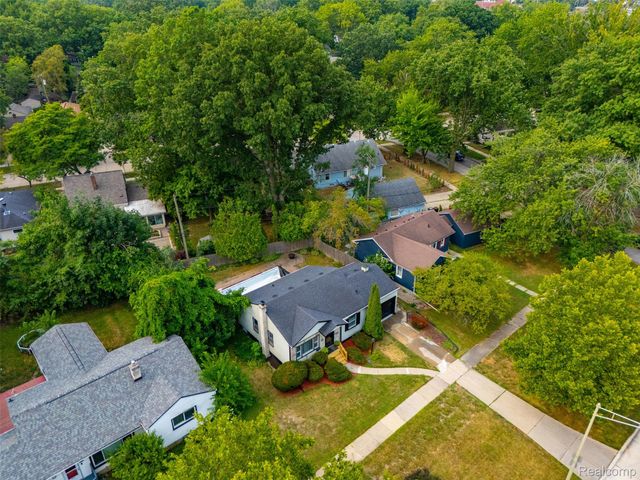 2229 E 8 Mile Road, Grosse Pointe Woods, MI 48236