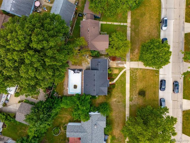 2229 E 8 Mile Road, Grosse Pointe Woods, MI 48236