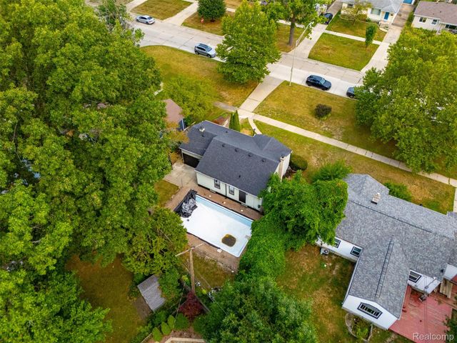 2229 E 8 Mile Road, Grosse Pointe Woods, MI 48236