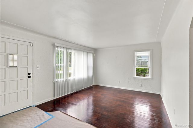 2229 E 8 Mile Road, Grosse Pointe Woods, MI 48236