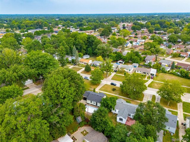 2229 E 8 Mile Road, Grosse Pointe Woods, MI 48236