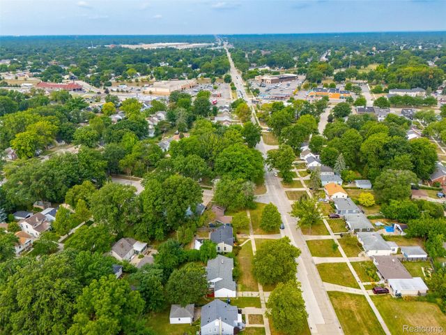 2229 E 8 Mile Road, Grosse Pointe Woods, MI 48236