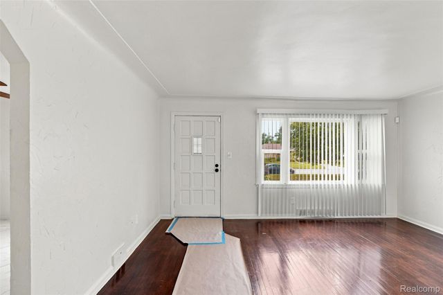 2229 E 8 Mile Road, Grosse Pointe Woods, MI 48236