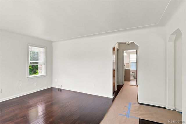 2229 E 8 Mile Road, Grosse Pointe Woods, MI 48236