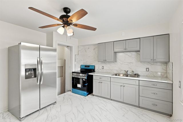 2229 E 8 Mile Road, Grosse Pointe Woods, MI 48236