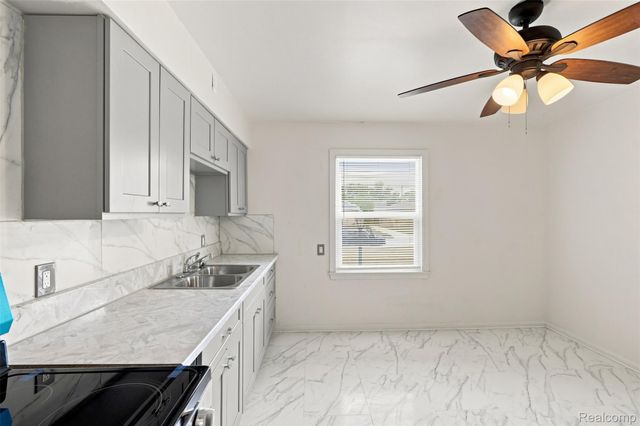 2229 E 8 Mile Road, Grosse Pointe Woods, MI 48236