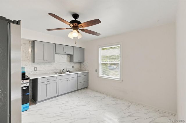 2229 E 8 Mile Road, Grosse Pointe Woods, MI 48236