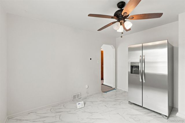 2229 E 8 Mile Road, Grosse Pointe Woods, MI 48236