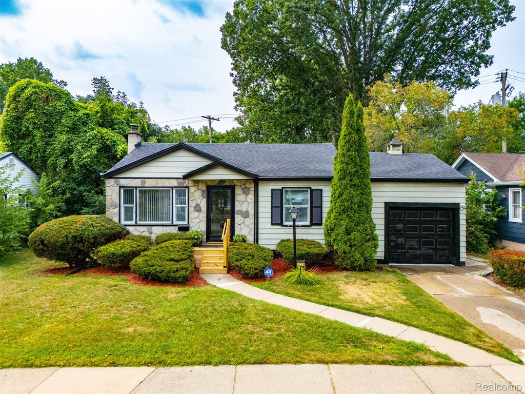2229 E 8 Mile Road, Grosse Pointe Woods, MI 48236