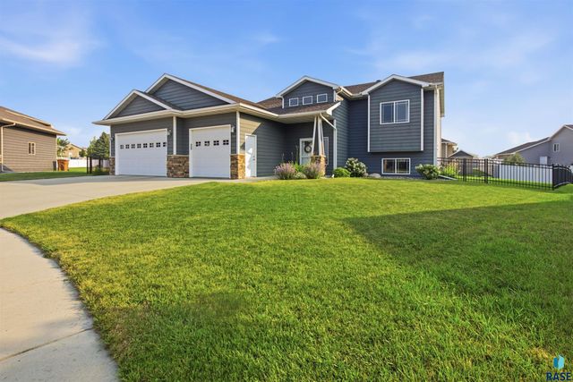 200 Morning Glory Cir Circle, Brookings, SD 57006