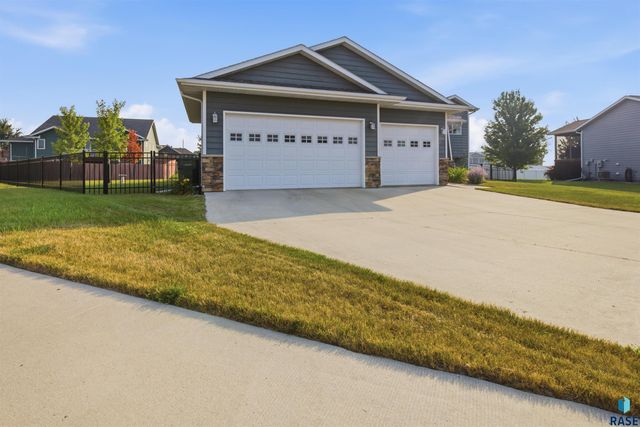 200 Morning Glory Cir Circle, Brookings, SD 57006