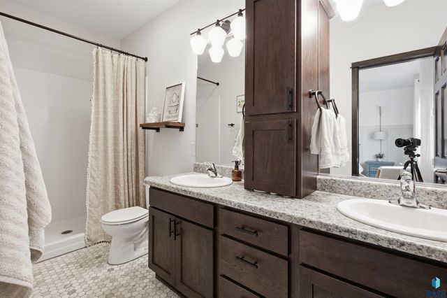 200 Morning Glory Cir Circle, Brookings, SD 57006