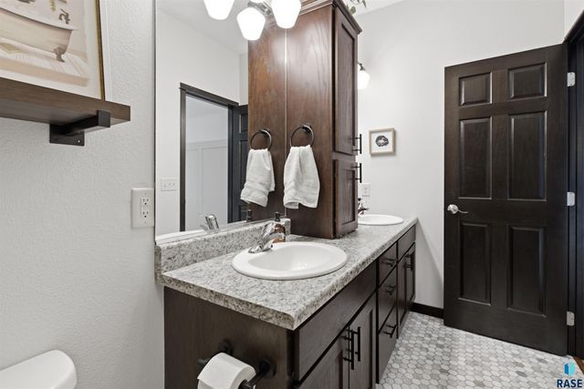 200 Morning Glory Cir Circle, Brookings, SD 57006