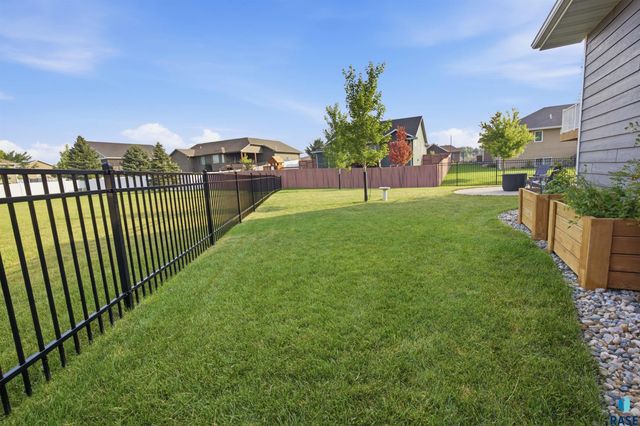 200 Morning Glory Cir Circle, Brookings, SD 57006