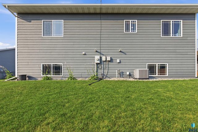 200 Morning Glory Cir Circle, Brookings, SD 57006