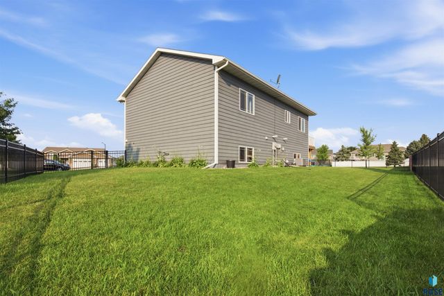 200 Morning Glory Cir Circle, Brookings, SD 57006