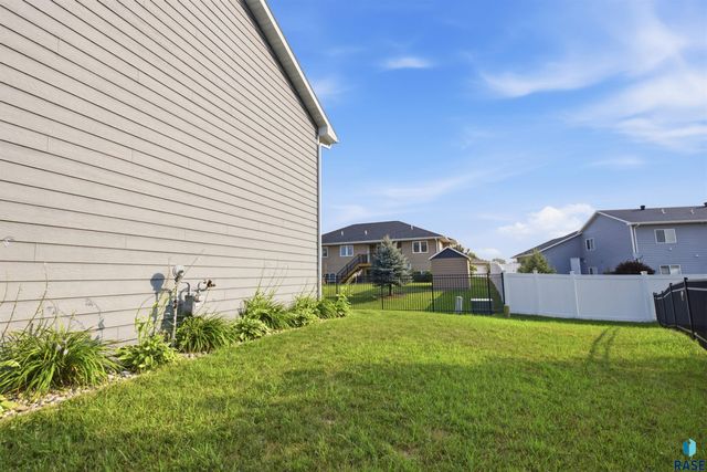 200 Morning Glory Cir Circle, Brookings, SD 57006